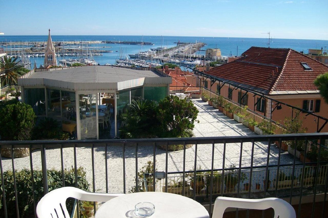 Hotel Robinia Imperia Exterior foto